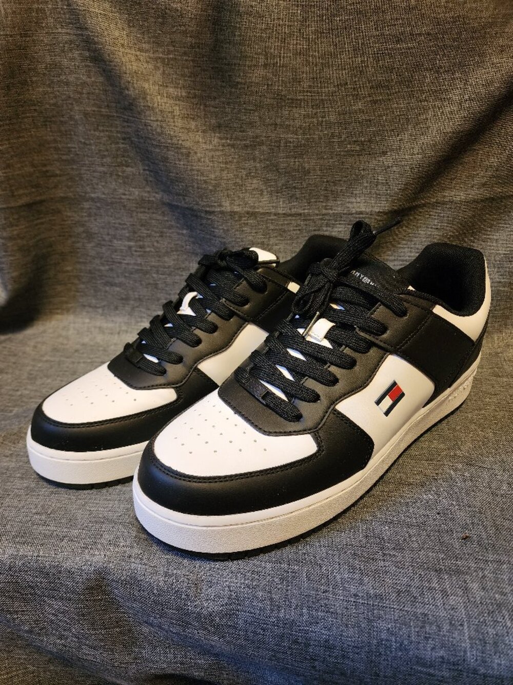 Men's Size 12 Tommy Hilfiger Kelby White/Black Low Top Lace Up Shoes